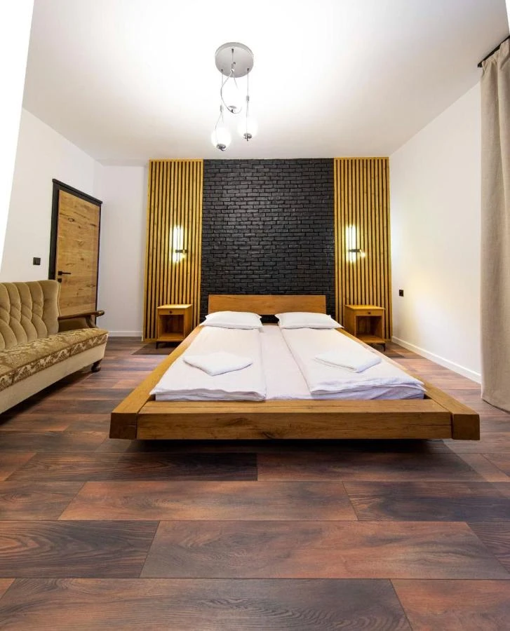 Izvoru Mureșului Cazare | Camping / Popas turistic (K1521-15) Imaginea poate fi supusă drepturilor de autor. Se recomandă contactarea titularului drepturilor.