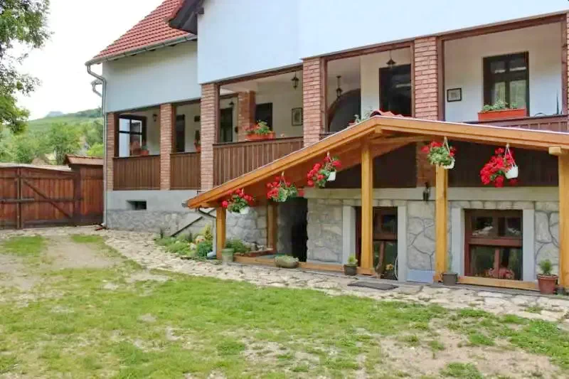 Rimetea Cazare | Motel (K0408-13) Imaginea poate fi supusă drepturilor de autor. Se recomandă contactarea titularului drepturilor.