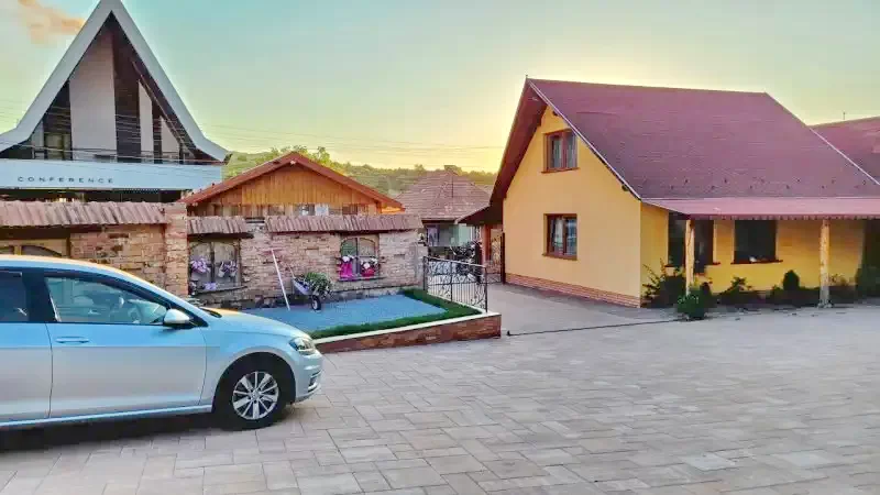 Praid Cazare | Motel (K0183-46) Imaginea poate fi supusă drepturilor de autor. Se recomandă contactarea titularului drepturilor.