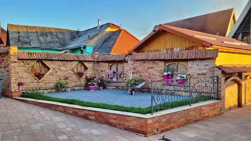 Praid Cazare | Motel (K0183-47) Imaginea poate fi supusă drepturilor de autor. Se recomandă contactarea titularului drepturilor.