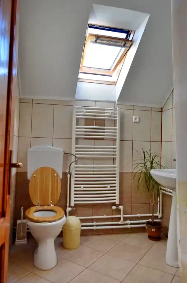 Praid Cazare | Motel (K0300-25) Imaginea poate fi supusă drepturilor de autor. Se recomandă contactarea titularului drepturilor.