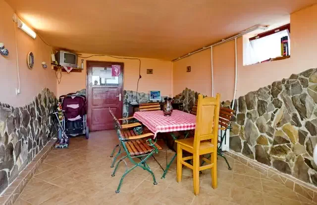 Praid Cazare | Motel (K0300-39) Imaginea poate fi supusă drepturilor de autor. Se recomandă contactarea titularului drepturilor.