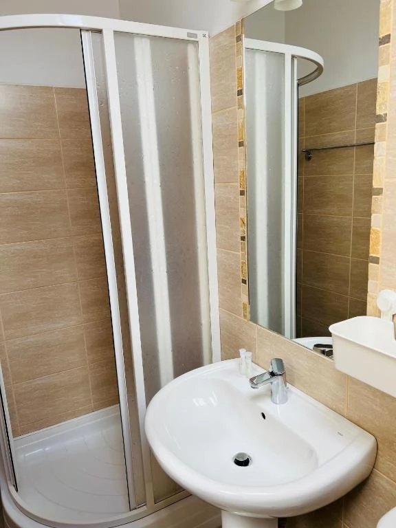 Praid Cazare | Motel (K0312-9) Imaginea poate fi supusă drepturilor de autor. Se recomandă contactarea titularului drepturilor.