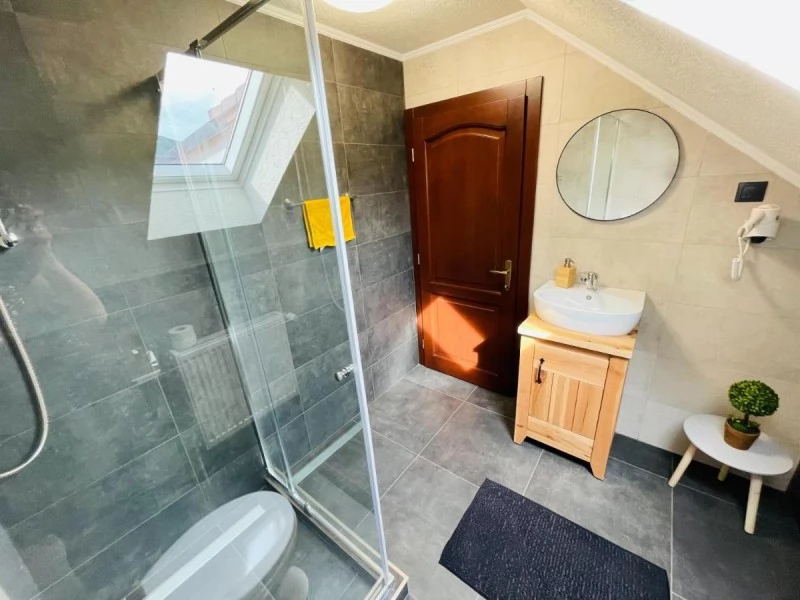 Praid Cazare | Motel (K0710-28) Imaginea poate fi supusă drepturilor de autor. Se recomandă contactarea titularului drepturilor.