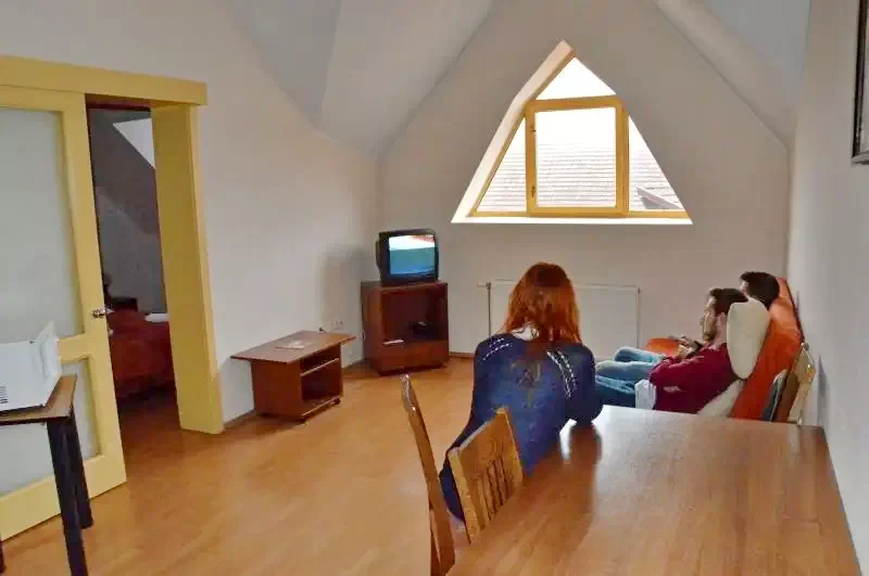 Praid Cazare | Motel (K0762-18) Imaginea poate fi supusă drepturilor de autor. Se recomandă contactarea titularului drepturilor.