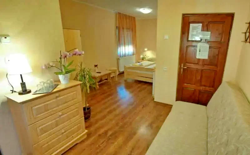 Praid Cazare | Motel (K0966-19) Imaginea poate fi supusă drepturilor de autor. Se recomandă contactarea titularului drepturilor.