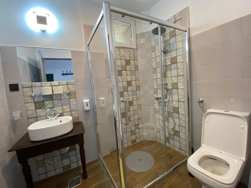 Praid Cazare | Motel (K0975-37) Imaginea poate fi supusă drepturilor de autor. Se recomandă contactarea titularului drepturilor.