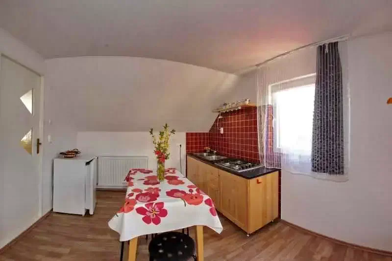 Praid Cazare | Motel (K0976-21) Imaginea poate fi supusă drepturilor de autor. Se recomandă contactarea titularului drepturilor.