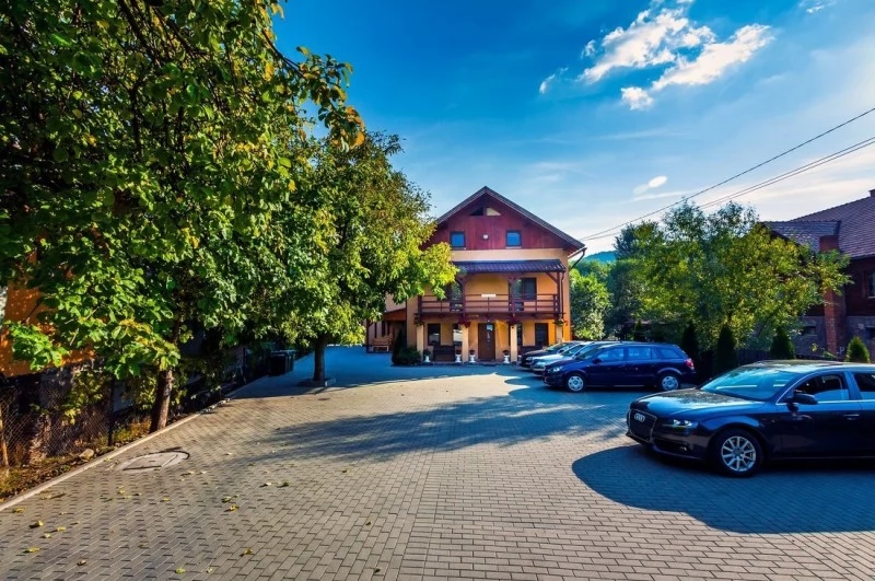 Praid Cazare | Motel (K1453-1) Imaginea poate fi supusă drepturilor de autor. Se recomandă contactarea titularului drepturilor.