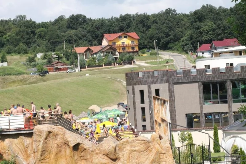 Băile Felix Cazare | Camping / Popas turistic (K0695-23) Imaginea poate fi supusă drepturilor de autor. Se recomandă contactarea titularului drepturilor.