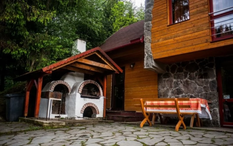 Gyergyószentmiklós Szállás | Üdülőfalu (K0156-22) A kép szerzői jogvédelem alatt állhat. Javasolt a kapcsolatfelvétel a jog tulajdonossal.