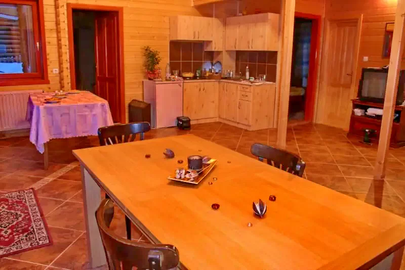 Gyergyószentmiklós Szállás | Üdülőfalu (K0309-3) A kép szerzői jogvédelem alatt állhat. Javasolt a kapcsolatfelvétel a jog tulajdonossal.