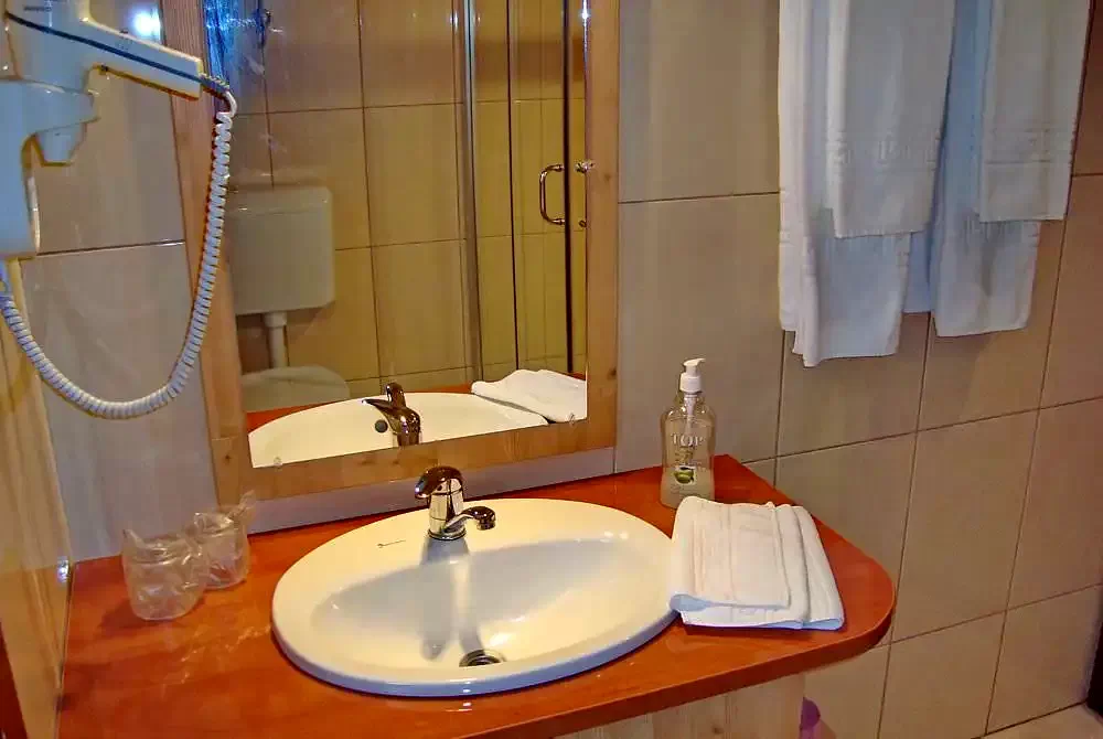 Gyergyószentmiklós Szállás | Motel (K0372-33) A kép szerzői jogvédelem alatt állhat. Javasolt a kapcsolatfelvétel a jog tulajdonossal.