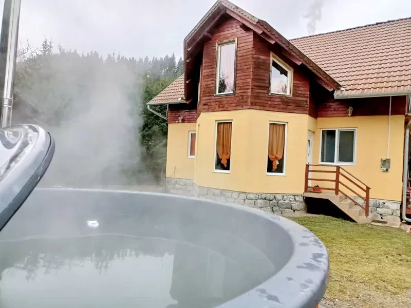 Gyergyószentmiklós Szállás | Kulcsosház / Turisztikai faház (K0378-1) A kép szerzői jogvédelem alatt állhat. Javasolt a kapcsolatfelvétel a jog tulajdonossal.