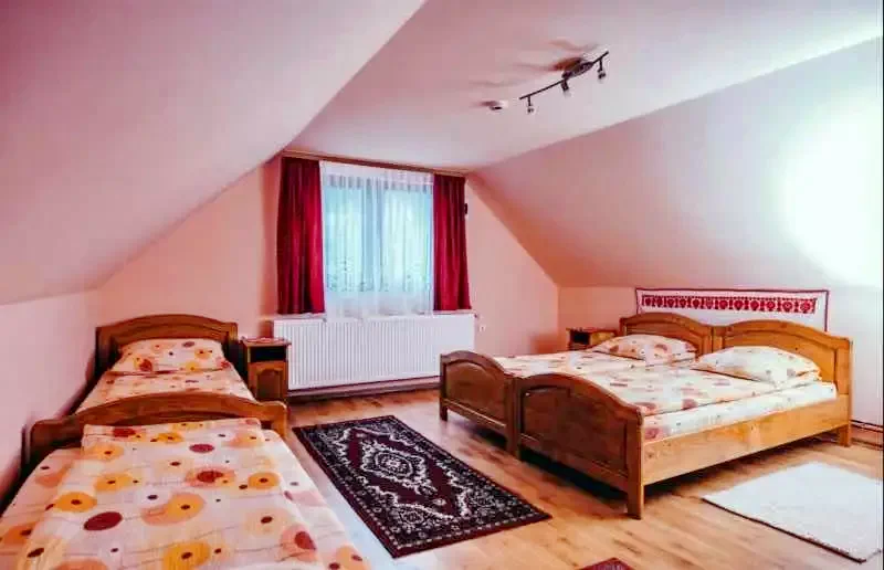 Gheorgheni Cazare | Casă de oaspeți (K0639-9) Imaginea poate fi supusă drepturilor de autor. Se recomandă contactarea titularului drepturilor. Gheorgheni Cazare | Casă de oaspeți (K0639-9) Imaginea poate fi supusă drepturilor de autor. Se recomandă contactarea titularului drepturilor.