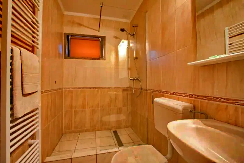 Gheorgheni Cazare | Motel (K1293-20) Imaginea poate fi supusă drepturilor de autor. Se recomandă contactarea titularului drepturilor.