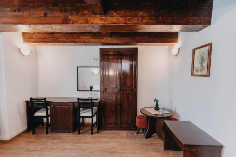 Gheorgheni Cazare | Motel (K1562-15) Imaginea poate fi supusă drepturilor de autor. Se recomandă contactarea titularului drepturilor.