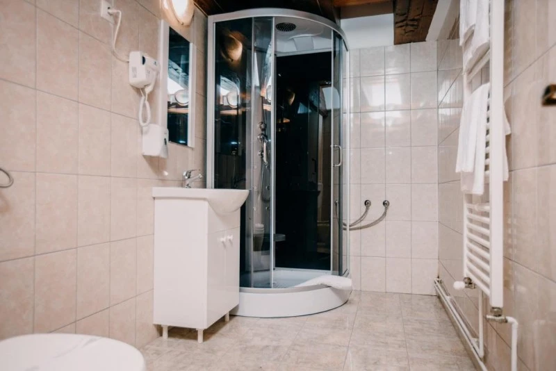 Gheorgheni Cazare | Motel (K1562-25) Imaginea poate fi supusă drepturilor de autor. Se recomandă contactarea titularului drepturilor.