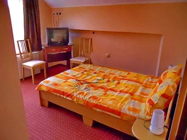 Szováta Szállás | Kulcsosház (K0605-4) A kép szerzői jogvédelem alatt állhat. Javasolt a kapcsolatfelvétel a jog tulajdonossal. Szováta Szállás | Kulcsosház (K0605-4) A kép szerzői jogvédelem alatt állhat. Javasolt a kapcsolatfelvétel a jog tulajdonossal.