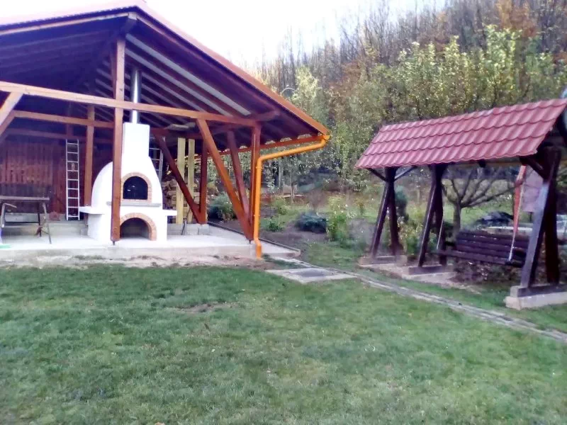 Szováta Szállás | Kulcsosház (K0605-17) A kép szerzői jogvédelem alatt állhat. Javasolt a kapcsolatfelvétel a jog tulajdonossal. Szováta Szállás | Kulcsosház (K0605-17) A kép szerzői jogvédelem alatt állhat. Javasolt a kapcsolatfelvétel a jog tulajdonossal.