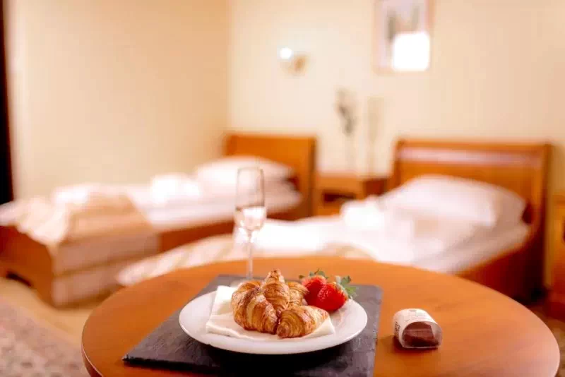 Székelyudvarhely Szállás | Hotel**** (K1424-26) A kép szerzői jogvédelem alatt állhat. Javasolt a kapcsolatfelvétel a jog tulajdonossal. Székelyudvarhely Szállás | Hotel**** (K1424-26) A kép szerzői jogvédelem alatt állhat. Javasolt a kapcsolatfelvétel a jog tulajdonossal.