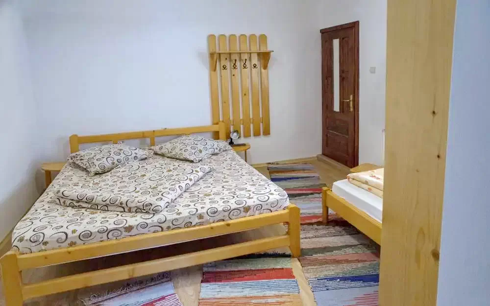 Corund Cazare | Sat de vacanță (K0412-18) Imaginea poate fi supusă drepturilor de autor. Se recomandă contactarea titularului drepturilor.