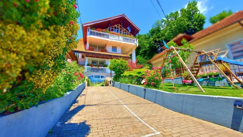  Szállás | Kemping / turistapihenő (K0633-1) A kép szerzői jogvédelem alatt állhat. Javasolt a kapcsolatfelvétel a jog tulajdonossal.