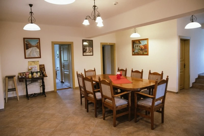 Căpâlnița Cazare | Motel (K1240-43) Imaginea poate fi supusă drepturilor de autor. Se recomandă contactarea titularului drepturilor.