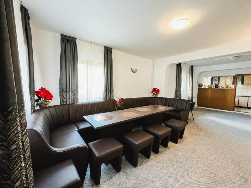 Bușteni Cazare | Motel (K1565-2) Imaginea poate fi supusă drepturilor de autor. Se recomandă contactarea titularului drepturilor.