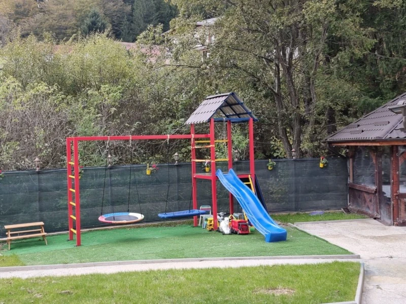 Bușteni Cazare | Motel (K1565-16) Imaginea poate fi supusă drepturilor de autor. Se recomandă contactarea titularului drepturilor.