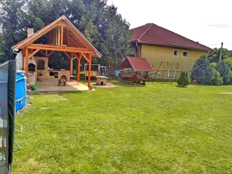  Cazare | Casă de apartamente (K0238-32) Imaginea poate fi supusă drepturilor de autor. Se recomandă contactarea titularului drepturilor.