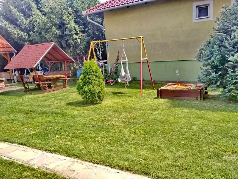  Cazare | Casă de apartamente (K0238-33) Imaginea poate fi supusă drepturilor de autor. Se recomandă contactarea titularului drepturilor.