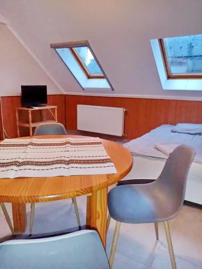  Cazare | Casă de apartamente (K1100-15) Imaginea poate fi supusă drepturilor de autor. Se recomandă contactarea titularului drepturilor.