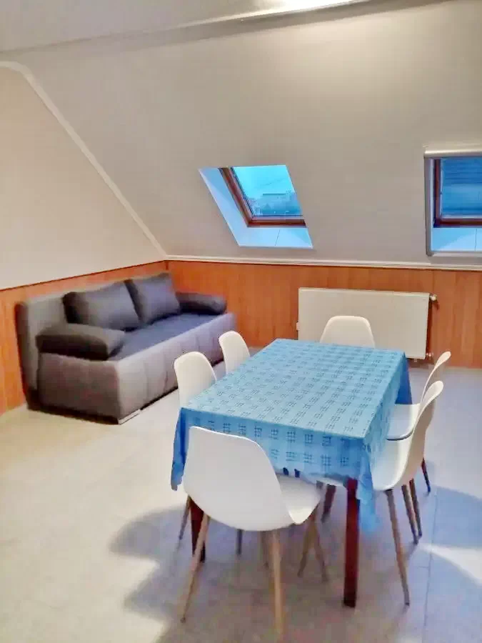  Cazare | Casă de apartamente (K1100-21) Imaginea poate fi supusă drepturilor de autor. Se recomandă contactarea titularului drepturilor.