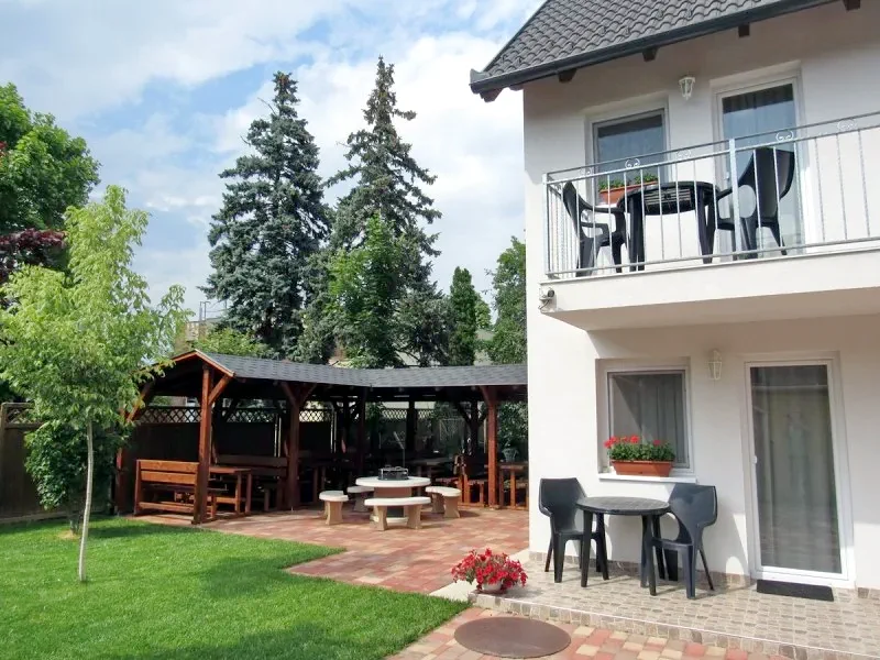  Cazare | Casă de apartamente (K1027-1) Imaginea poate fi supusă drepturilor de autor. Se recomandă contactarea titularului drepturilor.