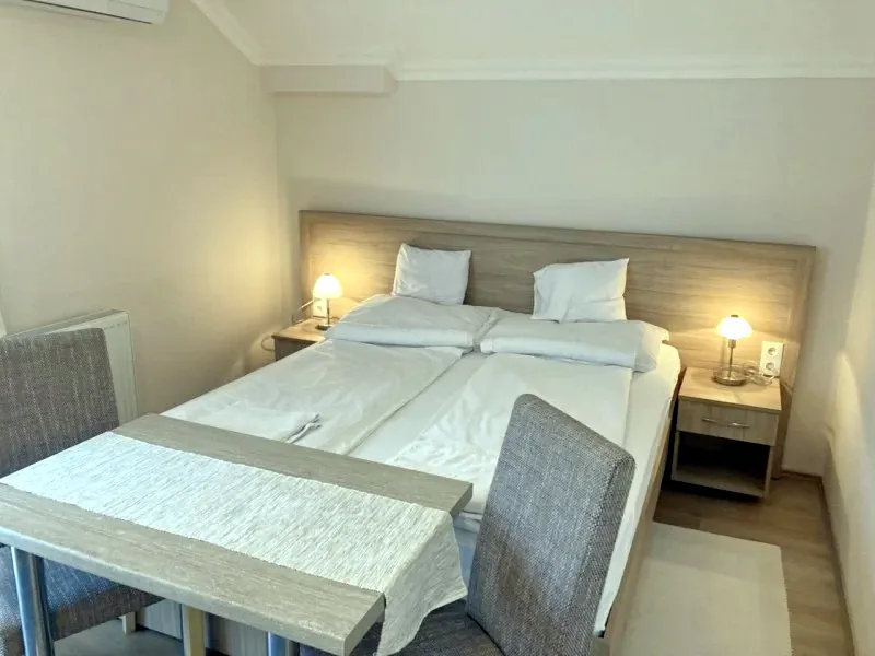  Cazare | Casă de apartamente (K1027-5) Imaginea poate fi supusă drepturilor de autor. Se recomandă contactarea titularului drepturilor.