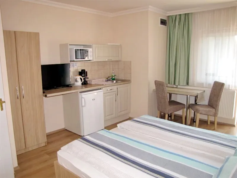  Cazare | Casă de apartamente (K1027-20) Imaginea poate fi supusă drepturilor de autor. Se recomandă contactarea titularului drepturilor.