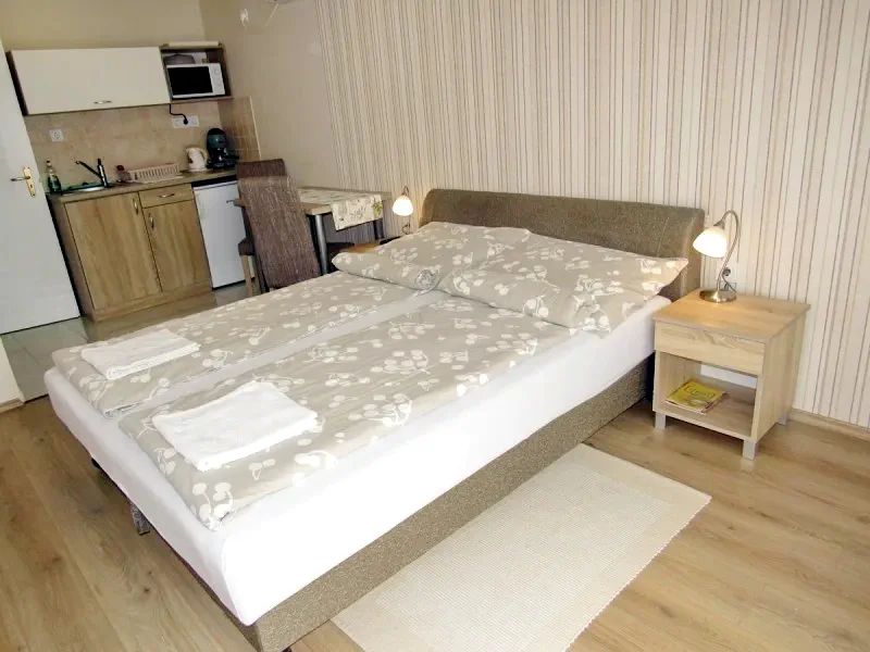  Cazare | Casă de apartamente (K1027-22) Imaginea poate fi supusă drepturilor de autor. Se recomandă contactarea titularului drepturilor.