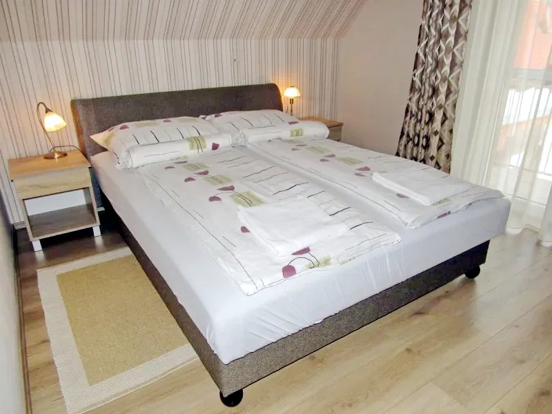  Cazare | Casă de apartamente (K1027-27) Imaginea poate fi supusă drepturilor de autor. Se recomandă contactarea titularului drepturilor.