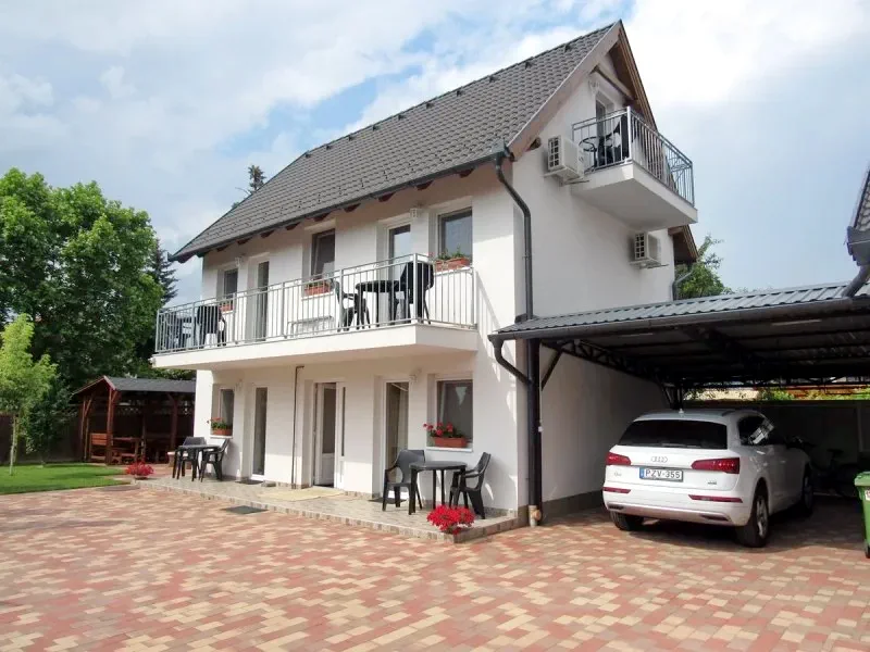  Cazare | Casă de apartamente (K1027-36) Imaginea poate fi supusă drepturilor de autor. Se recomandă contactarea titularului drepturilor.