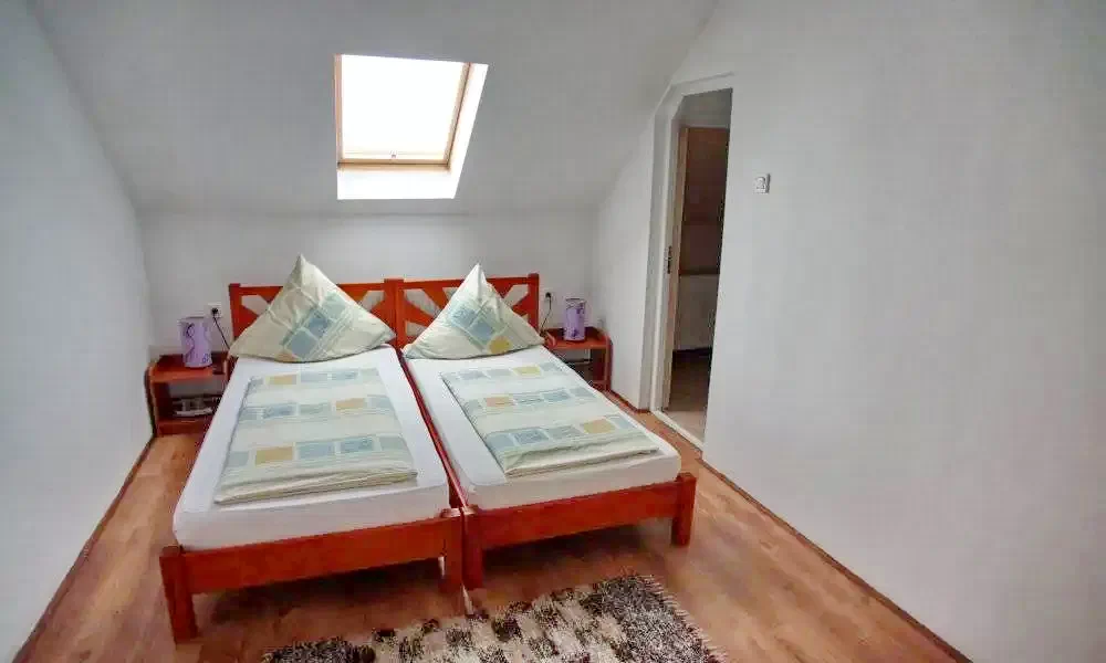 Lăzarea Cazare | Pensiune (K1074-25) Imaginea poate fi supusă drepturilor de autor. Se recomandă contactarea titularului drepturilor.