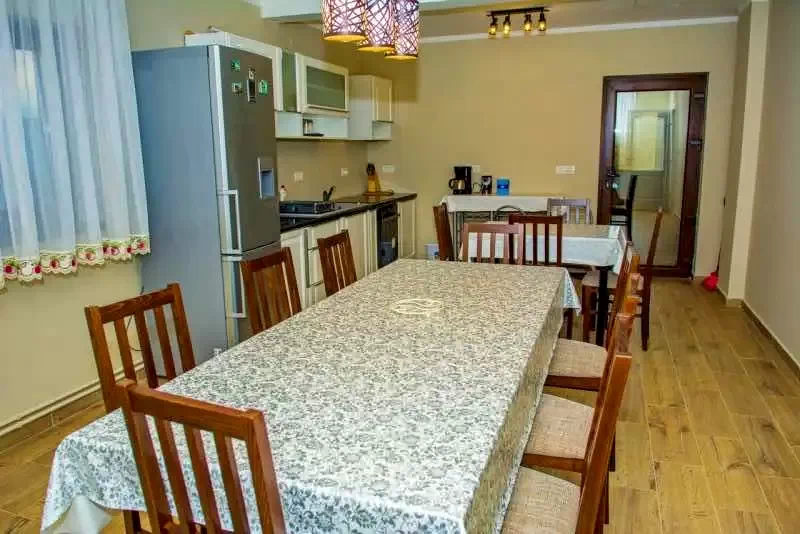 Hațeg Cazare | Cabană (K0262-6) Imaginea poate fi supusă drepturilor de autor. Se recomandă contactarea titularului drepturilor.