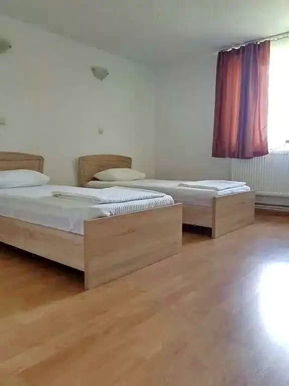 Cazare Deva - Motel Pacific** | Déva - Pacific Motel**. Imaginea poate fi supusă drepturilor de autor. Se recomandă contactarea titularului drepturilor.