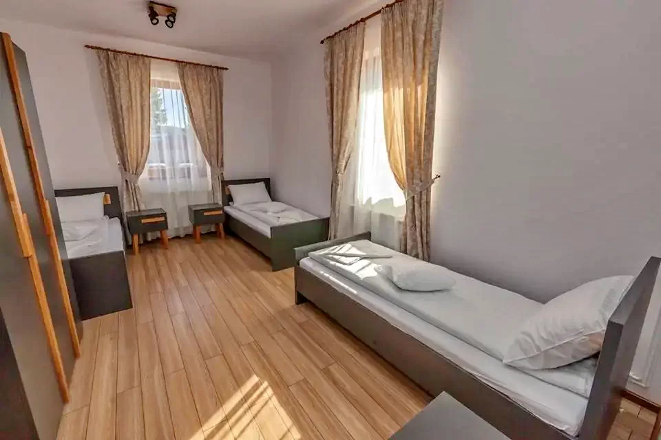 Comandău Cazare | Pensiune (K1222-32) Imaginea poate fi supusă drepturilor de autor. Se recomandă contactarea titularului drepturilor.