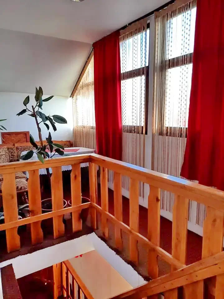 Comandău Cazare | Pensiune (K0446-33) Imaginea poate fi supusă drepturilor de autor. Se recomandă contactarea titularului drepturilor.