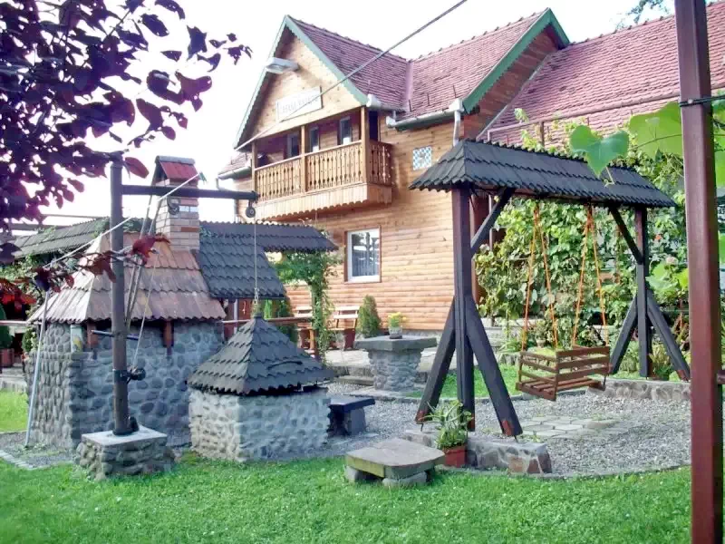 Cazare Sovata - Cabana Bavaria** | Szováta - Bavaria Menedékház**. Imaginea poate fi supusă drepturilor de autor. Se recomandă contactarea titularului drepturilor.