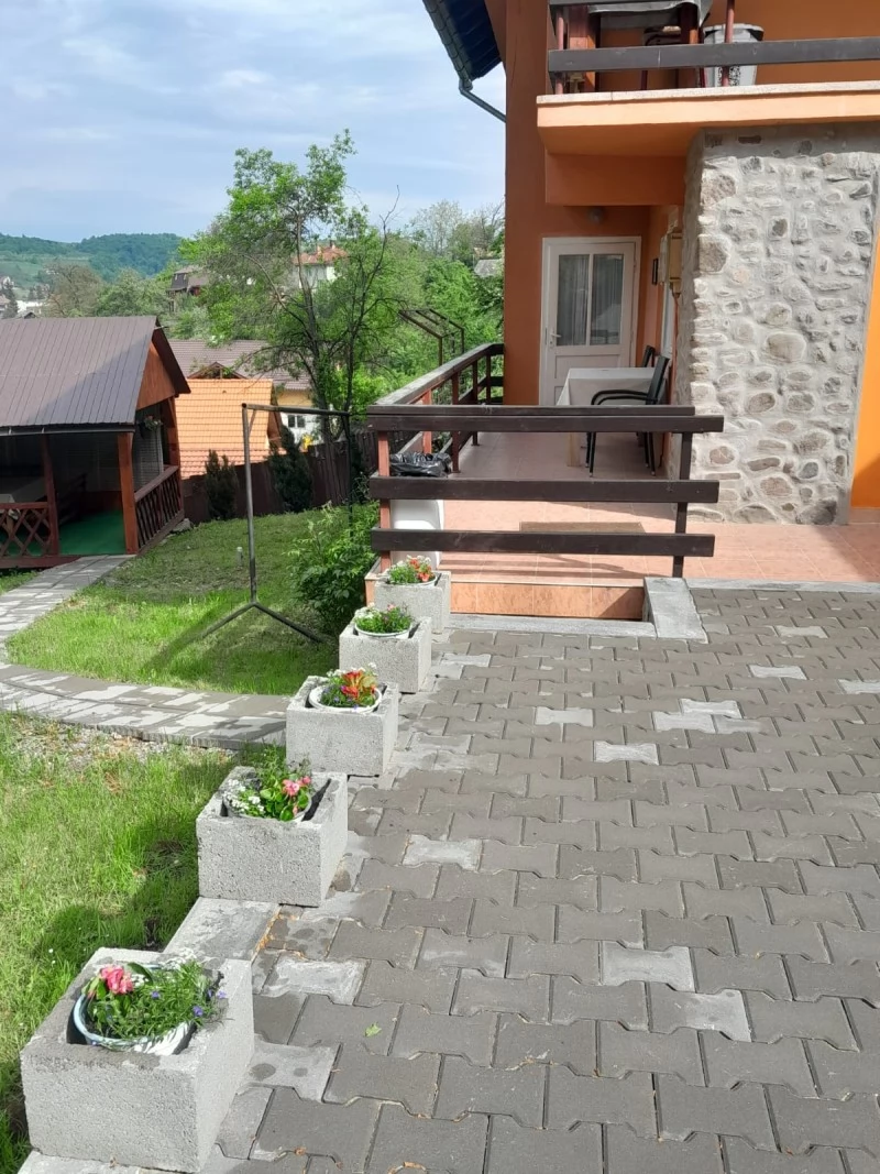 Szováta Szállás | Kulcsosház (K0817-15) A kép szerzői jogvédelem alatt állhat. Javasolt a kapcsolatfelvétel a jog tulajdonossal. Szováta Szállás | Kulcsosház (K0817-15) A kép szerzői jogvédelem alatt állhat. Javasolt a kapcsolatfelvétel a jog tulajdonossal.