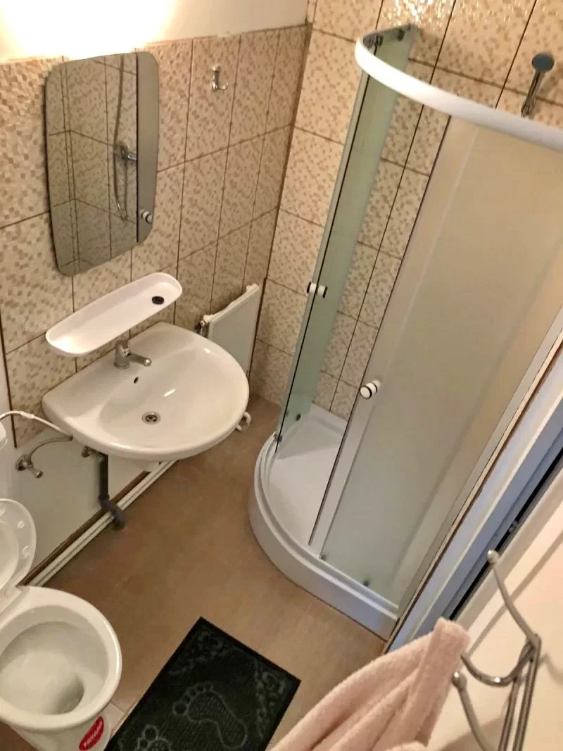 Szováta Szállás | Kulcsosház (K0817-19) A kép szerzői jogvédelem alatt állhat. Javasolt a kapcsolatfelvétel a jog tulajdonossal. Szováta Szállás | Kulcsosház (K0817-19) A kép szerzői jogvédelem alatt állhat. Javasolt a kapcsolatfelvétel a jog tulajdonossal.