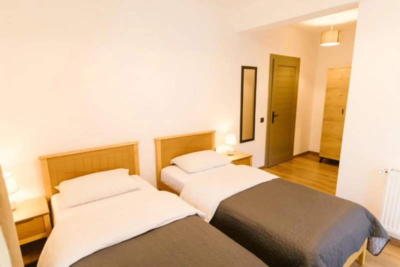 Szováta Szállás | Kulcsosház (K1480-25) A kép szerzői jogvédelem alatt állhat. Javasolt a kapcsolatfelvétel a jog tulajdonossal. Szováta Szállás | Kulcsosház (K1480-25) A kép szerzői jogvédelem alatt állhat. Javasolt a kapcsolatfelvétel a jog tulajdonossal.