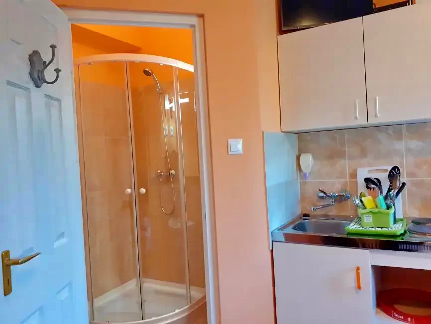 Mișcolț Cazare | Casă de apartamente (K0666-17) Imaginea poate fi supusă drepturilor de autor. Se recomandă contactarea titularului drepturilor.